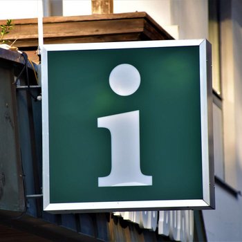 Ein grünes Schild mit einem I.