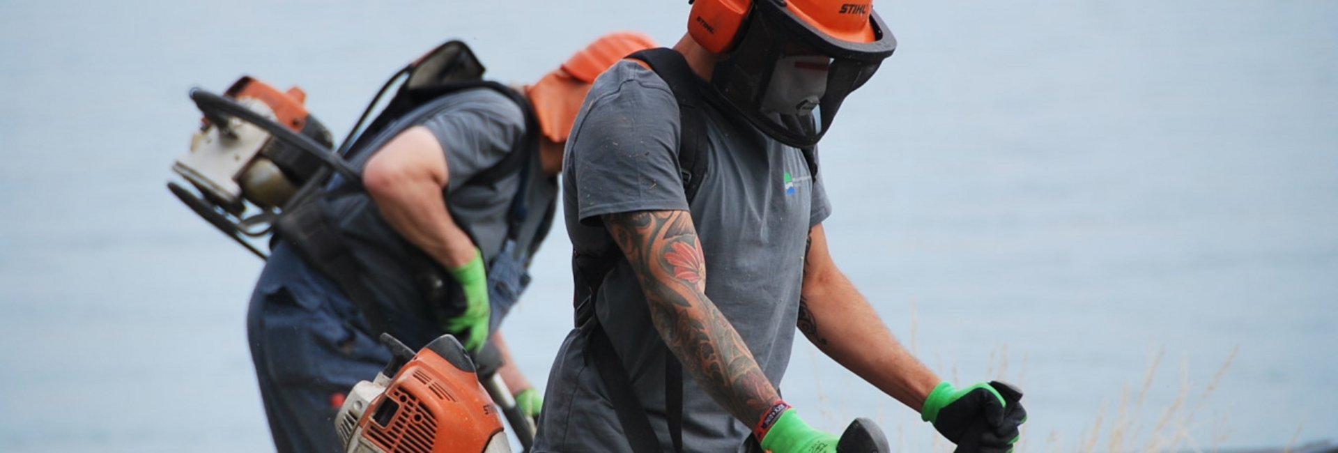 Männer mit Motorsense