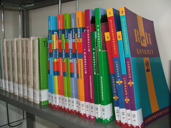 Foto Religionsbücher-Regal in der RPA