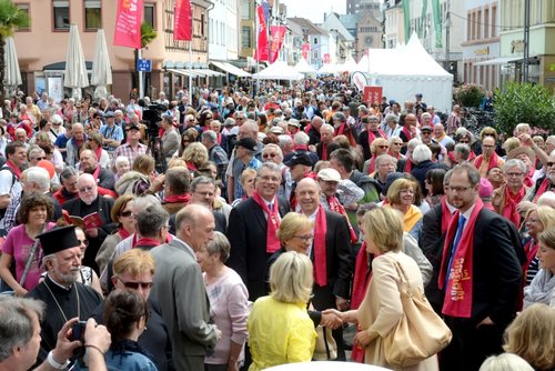 Große Menschenmenge auf der Maximiliantsrasse in Speyer bei der Eröffnung des Ökumenischen Kirchentages