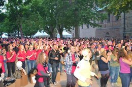 Menschenmenge auf dem Platz neben dem Speyerer Dom.