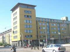 Hochhaus an einer Straßenkreuzung